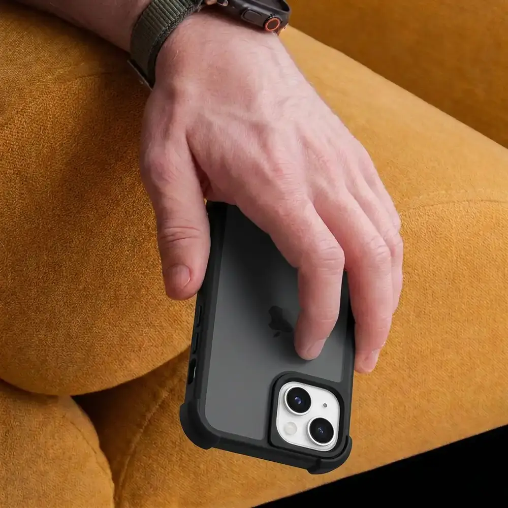 Coverzs Coverzs iPhone 13 matte Shock case (zwart)