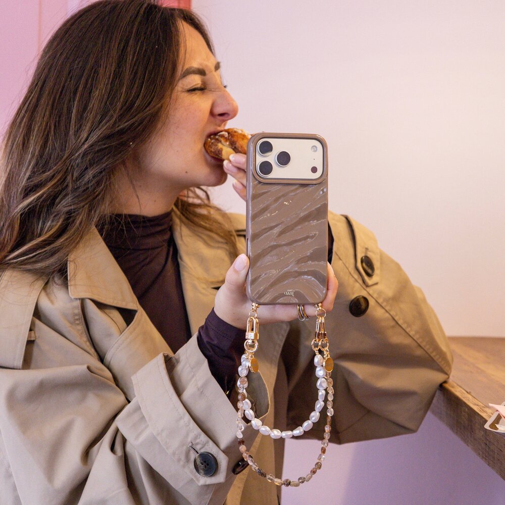 xoxo Wildhearts xoxo Wildhearts iPhone 17 Pro - Glaze Cord Case - Soft Taupe & Pearls