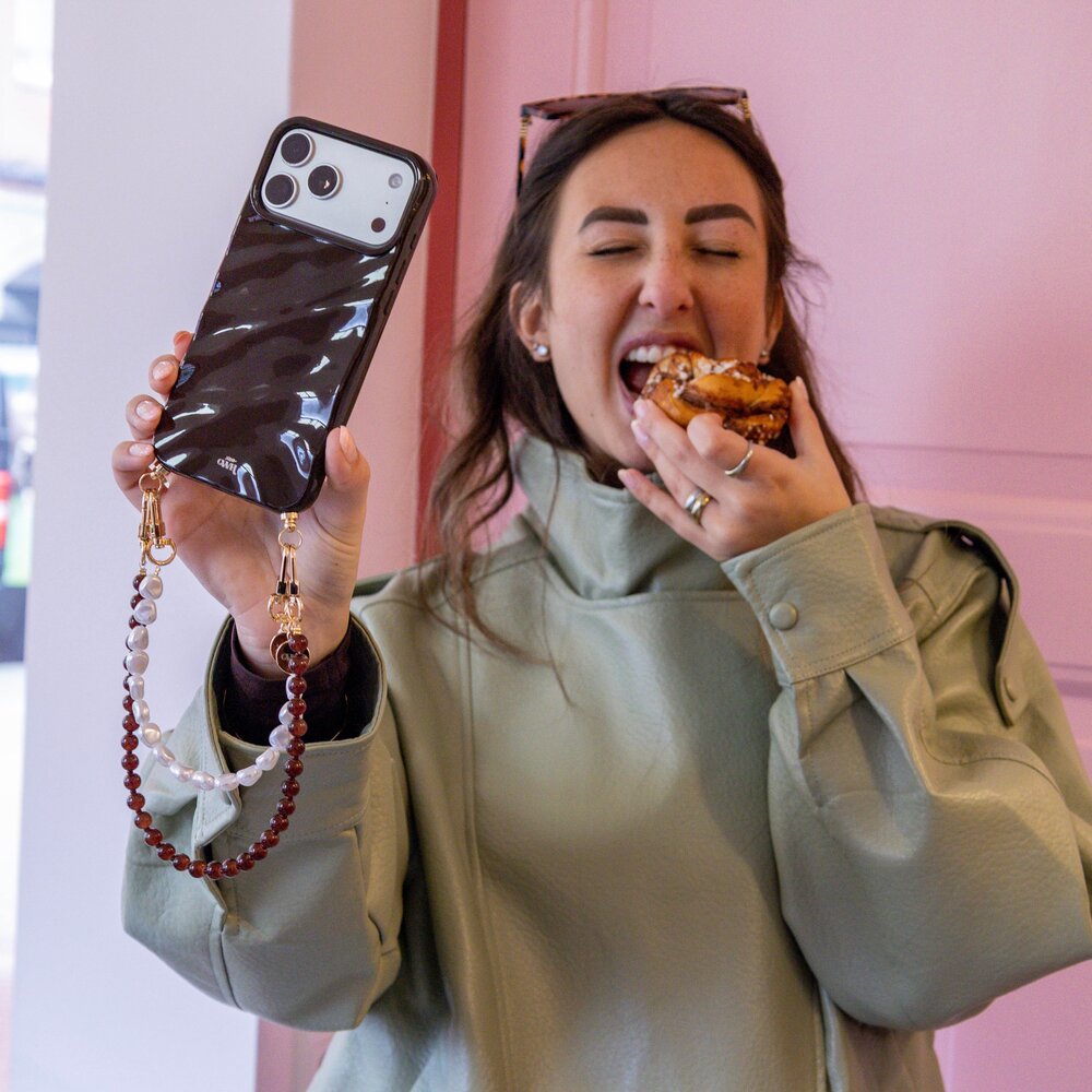 xoxo Wildhearts xoxo Wildhearts iPhone 14 Pro Max - Glaze Cord Case - Brown Sugar & Pearls