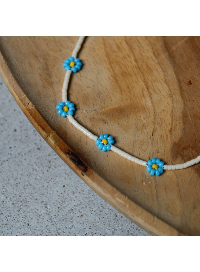 Ketting - witte kralen met blauwe bloemetjes