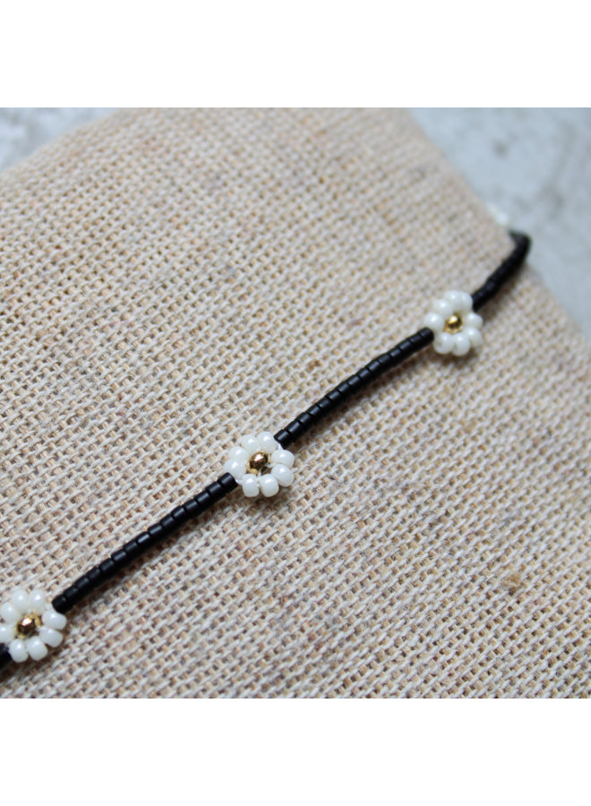 Armband - Zwarte kraaltjes met bloemetjes