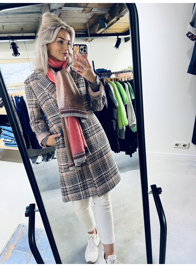 Mary, Checked coat - 62584