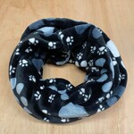 Dogs Make My Day sjaal zwart met blauwe/grijze poten