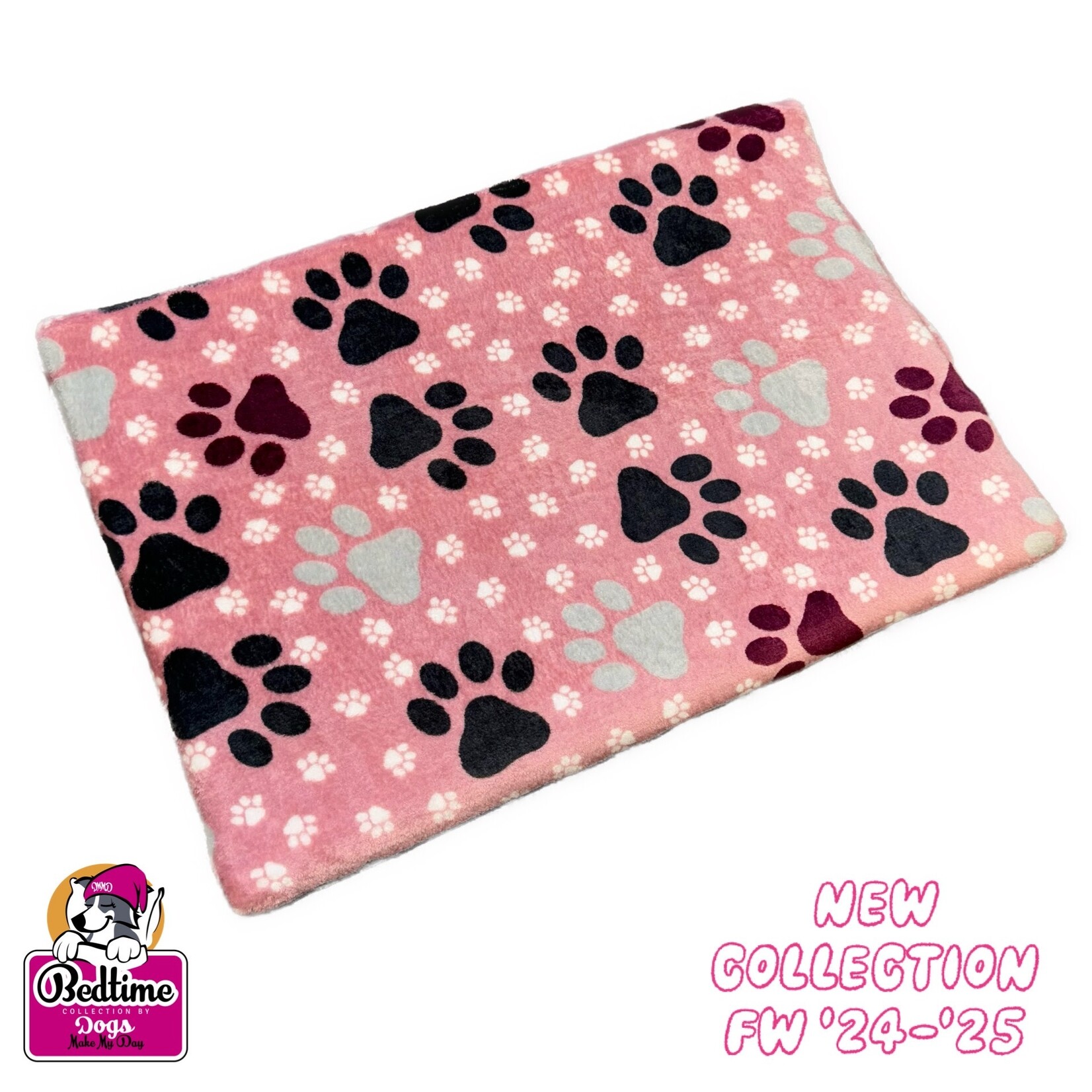 Dogs Make My Day hondenkussen roze met paarse en grijze poten