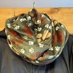 Dogs Make My Day sjaal olijfgroen met bruin/beige poten