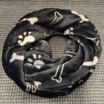 Dogs Make My Day sjaal gitzwart botjes/pootjes