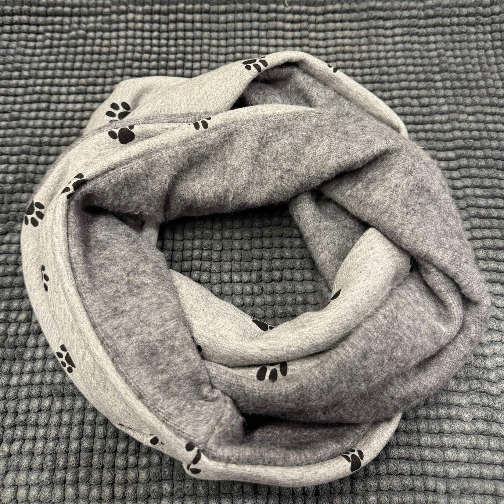 Dogs Make My Day sjaal lichtgrijs met zwarte pootjes - katoen/fleece