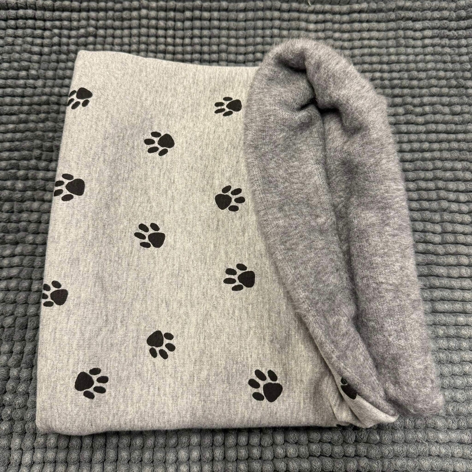 Dogs Make My Day sjaal lichtgrijs met zwarte pootjes - katoen/fleece