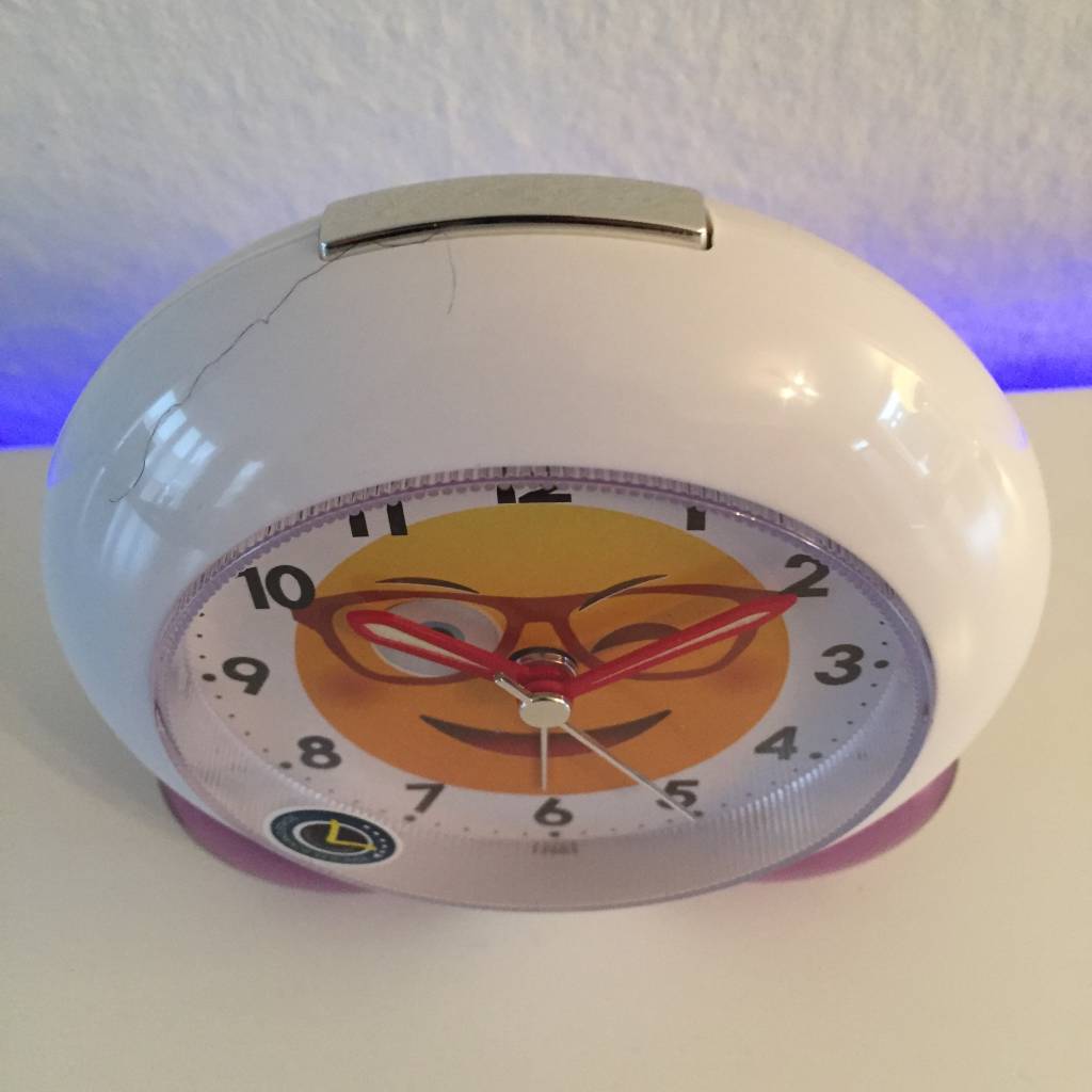 Vrolijke kinderwekker met een lachend gezicht.