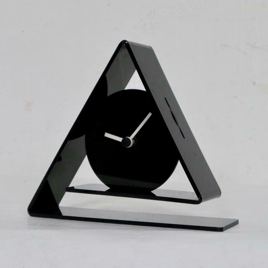 NiceTime TRIANGLE NOIR DESIGN TAFELKLOK