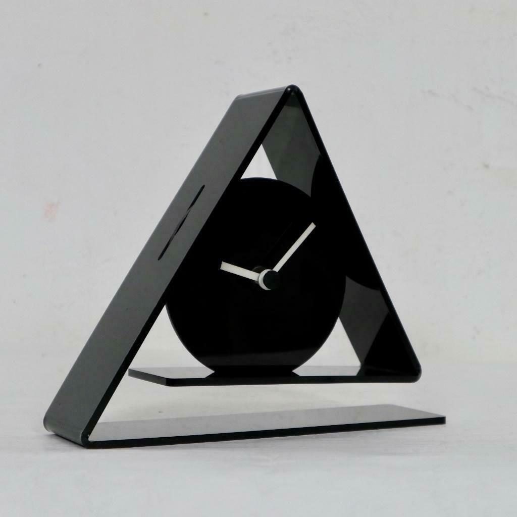 NiceTime TRIANGLE NOIR DESIGN TAFELKLOK