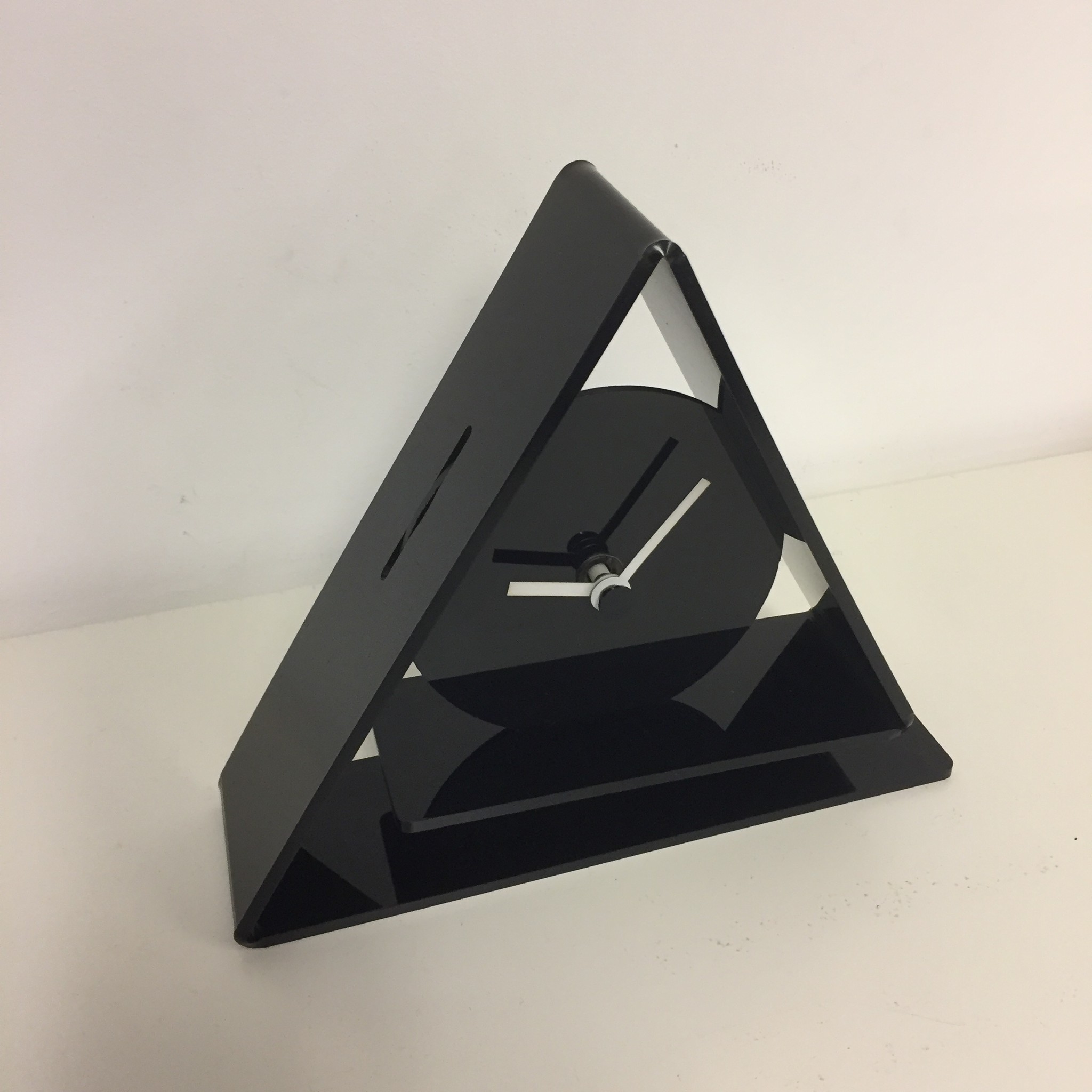 NiceTime TRIANGLE NOIR DESIGN TAFELKLOK