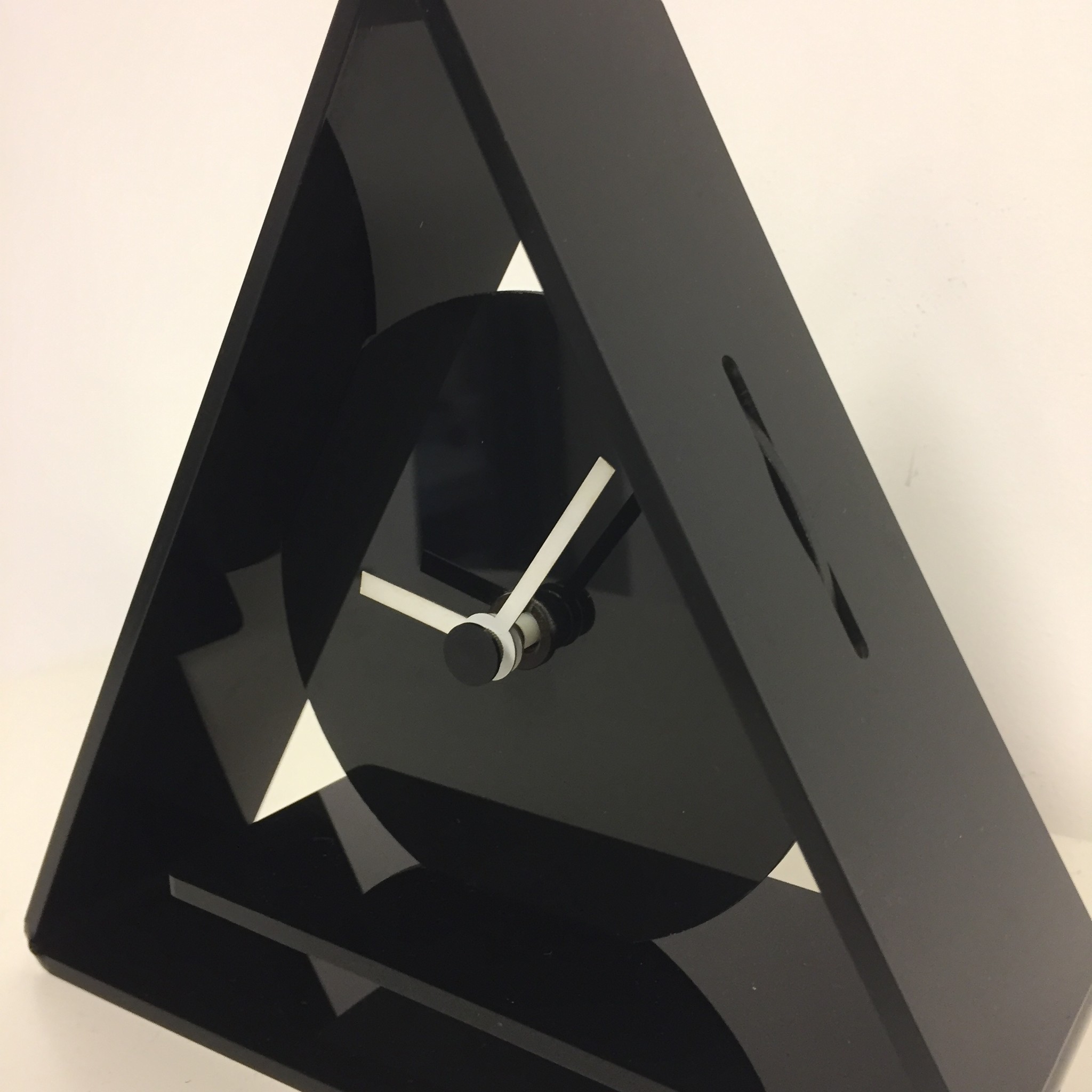 NiceTime TRIANGLE NOIR DESIGN TAFELKLOK