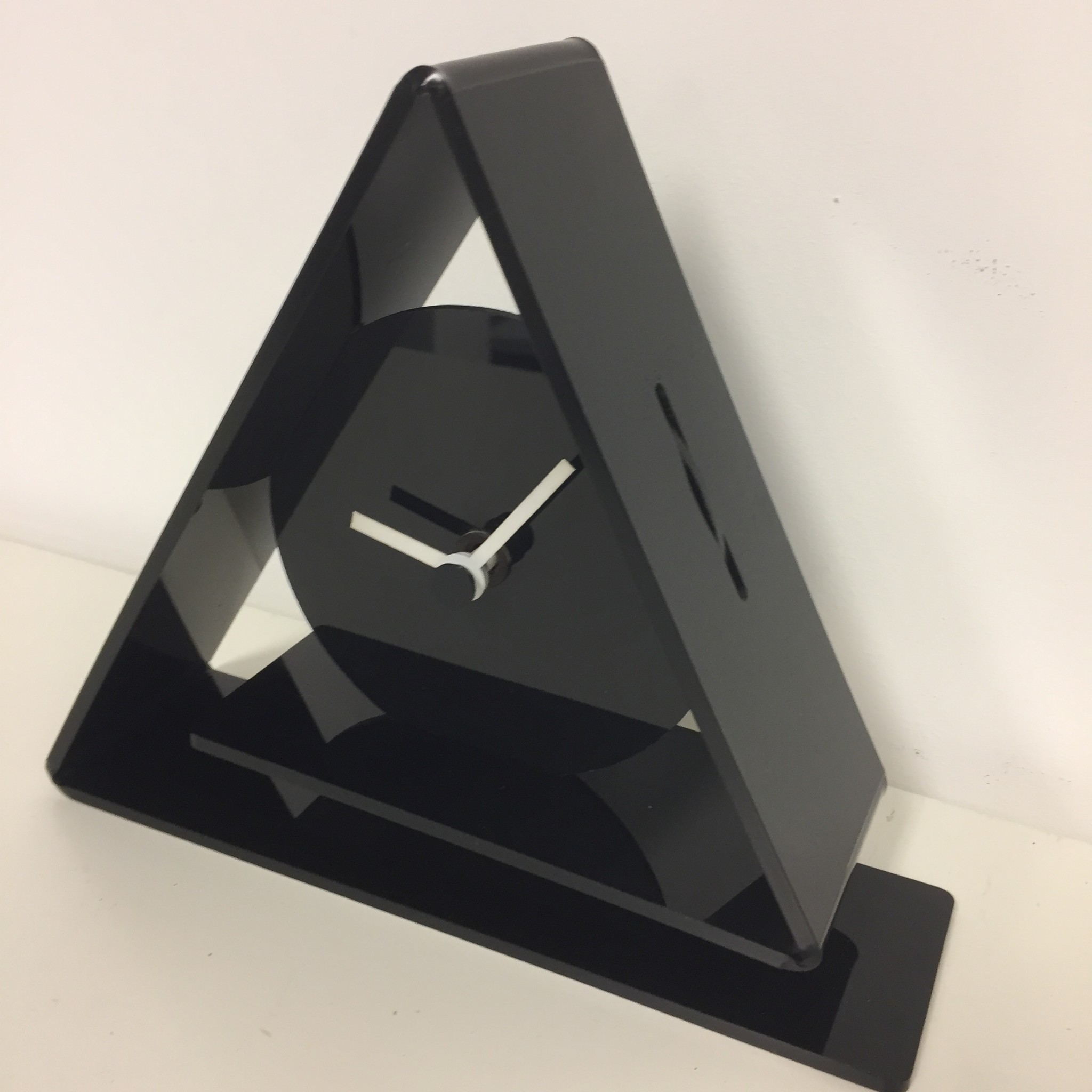 NiceTime TRIANGLE NOIR DESIGN TAFELKLOK