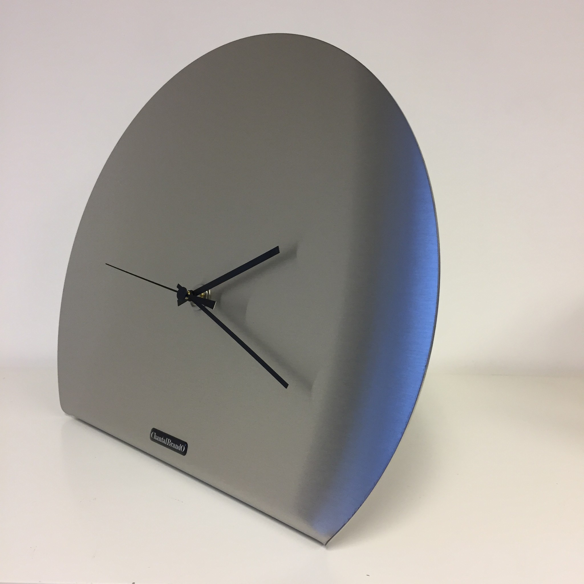 ChantalBrandO MOON ZILVER TAFELKLOK DUTCH MODERN DESIGN