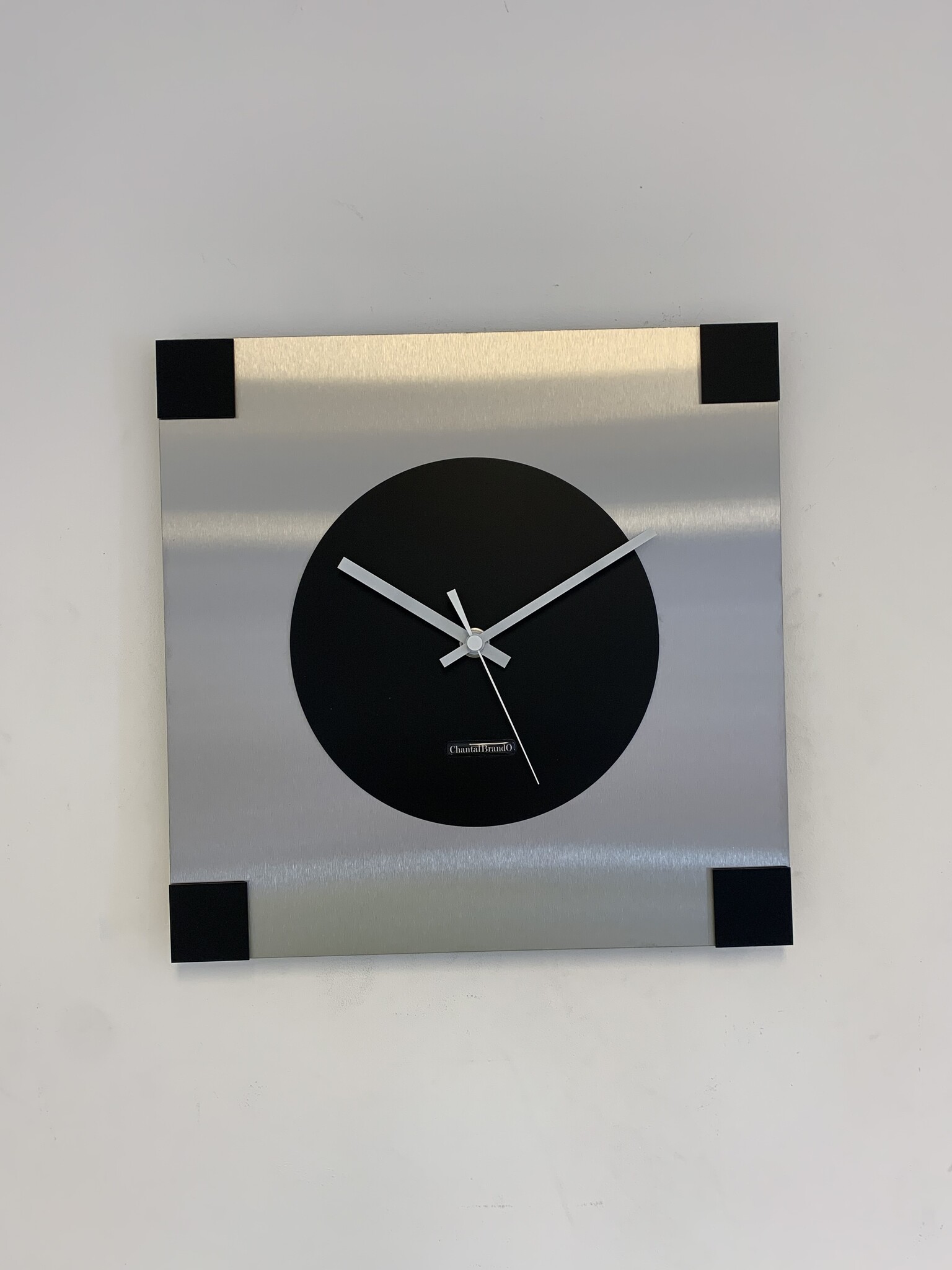 ChantalBrandO Wandklok ChantalBrandO -- CARRE : PLACE PIGALLE -- SILVER & BLACK -- MODERN DESIGN --