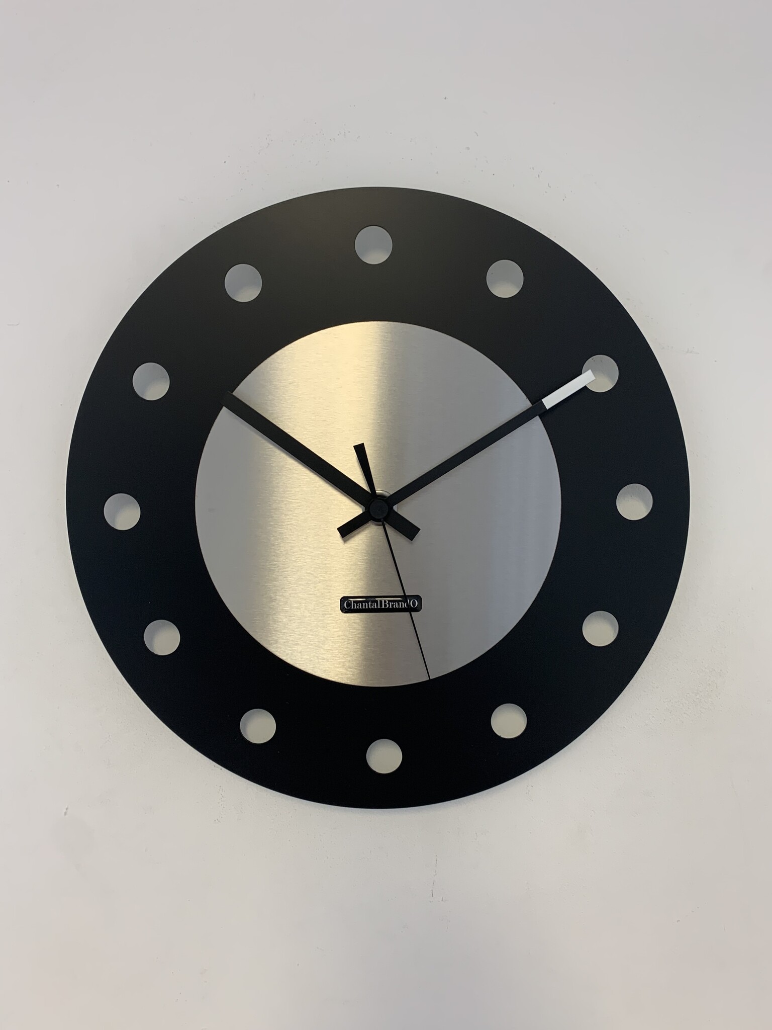 ChantalBrandO Wandklok CHANTALBRANDO -- BLACK & SILVER -- NEVADA 34 -- MODERN DESIGN IN ZWART
