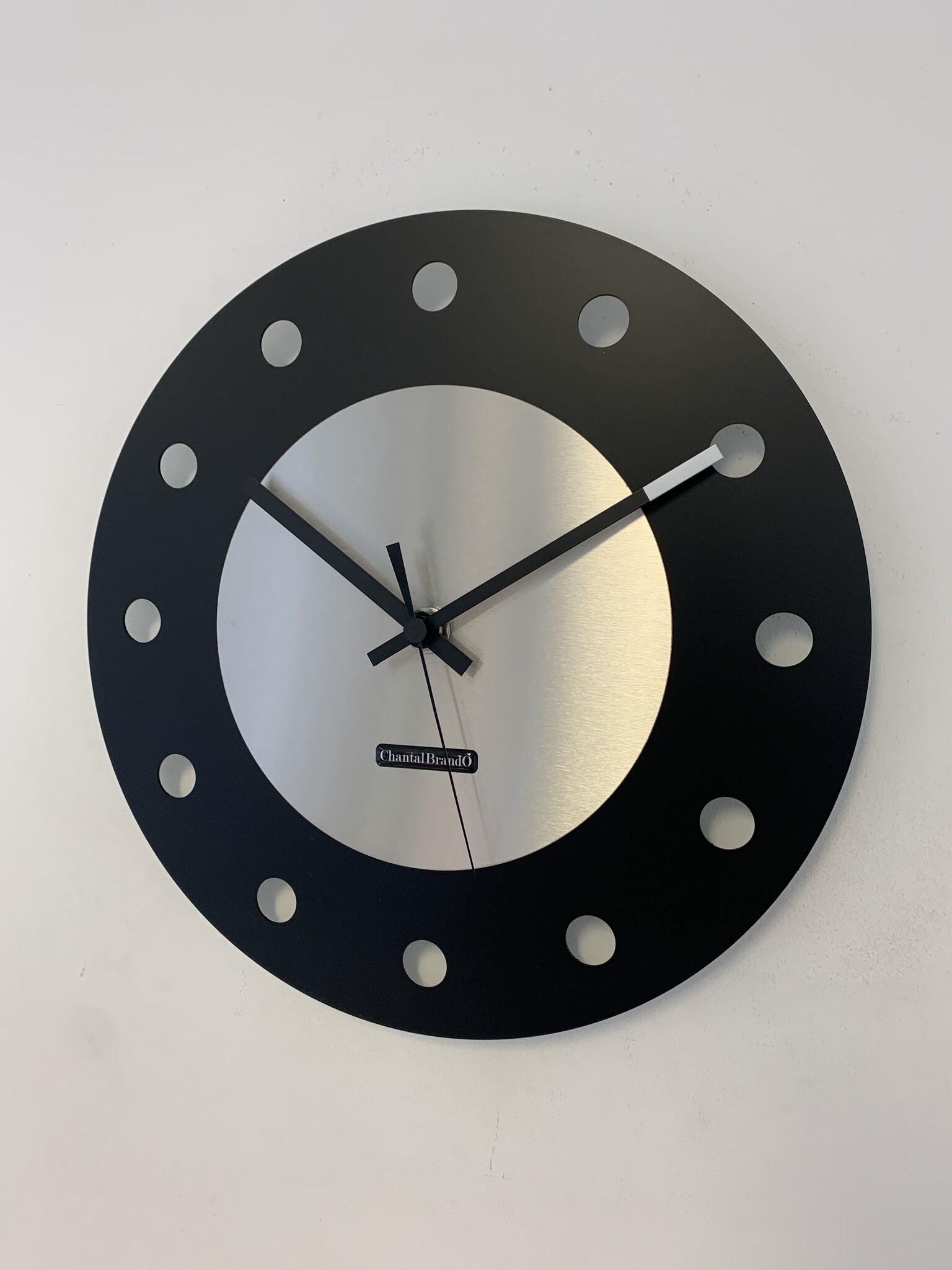 ChantalBrandO Wandklok CHANTALBRANDO -- BLACK & SILVER -- NEVADA 34 -- MODERN DESIGN IN ZWART