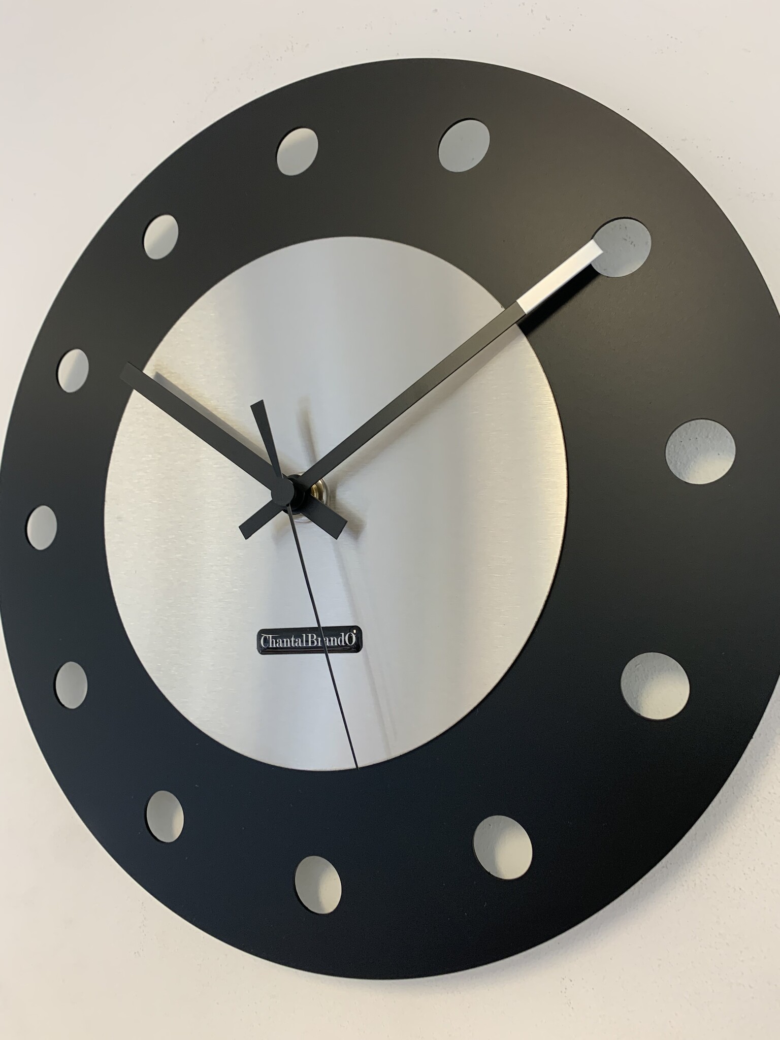 ChantalBrandO Wandklok CHANTALBRANDO -- BLACK & SILVER -- NEVADA 34 -- MODERN DESIGN IN ZWART