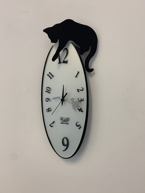 Leuke hangende kattenklok en verticaal ontwikkeld die een nieuwsgierige kat voorstelt. Verkrijgbaar in zwart.  Afmeting: 17x41H  Materiaal: Metaal