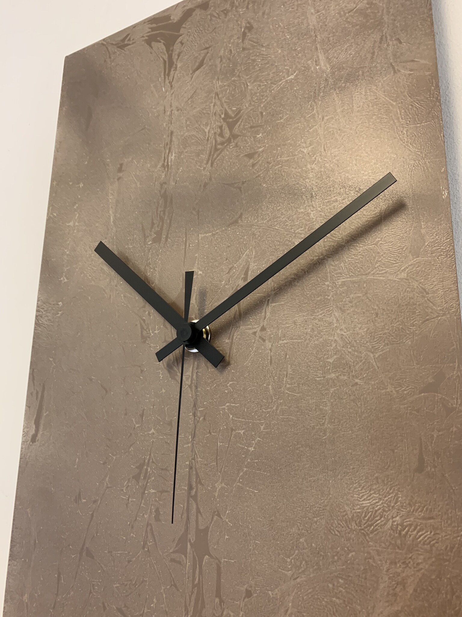 MOSACLOCK SIROCCO XL Wandklok Modern Industrieel Design in de kleur bruin / beige