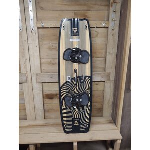 Brunotti Tweedehands 2023 Brunotti Dimension Timber 145 + Gravity Pro Pads Kiteboard