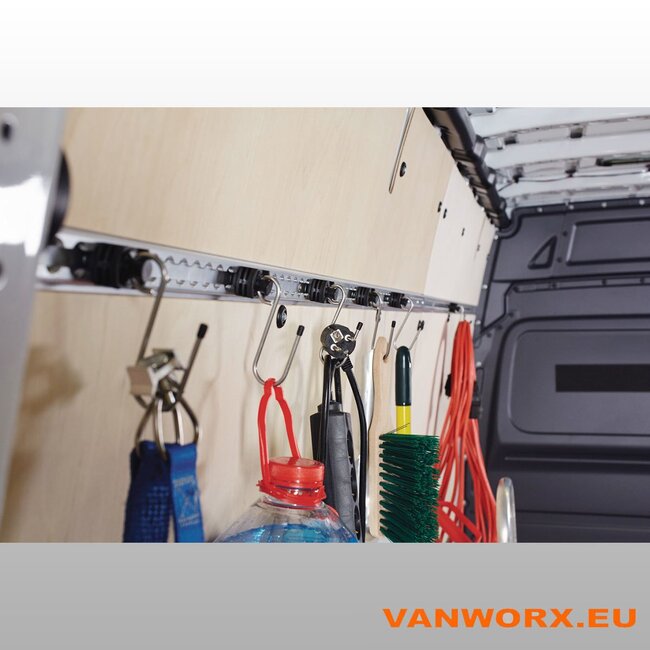 Safe and versatile attachment with the airline rail hook