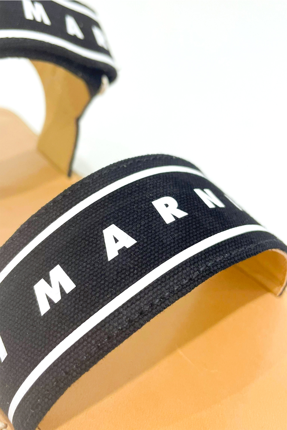 MARNI Marni sandaal zwarte band en witte zool Zwart