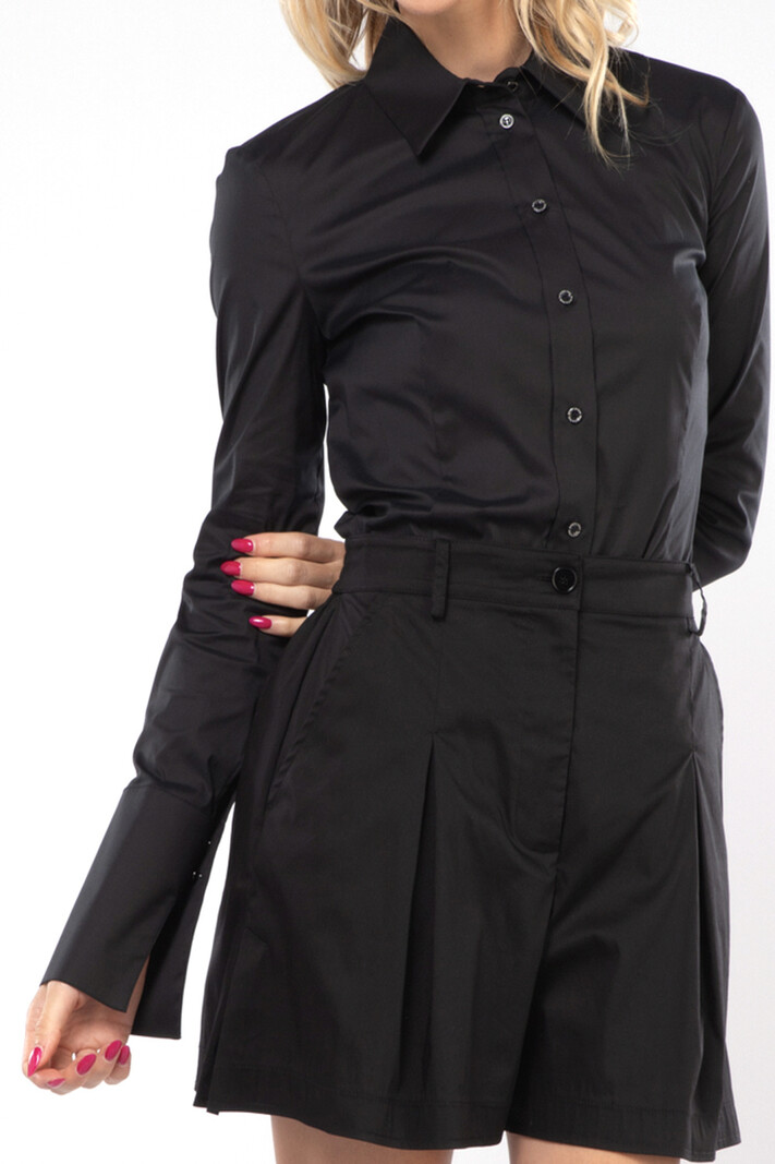 PATRIZIA PEPE Patrizia Pepe katoen stretch blouse met zilver fly logo bij manchette ZWART