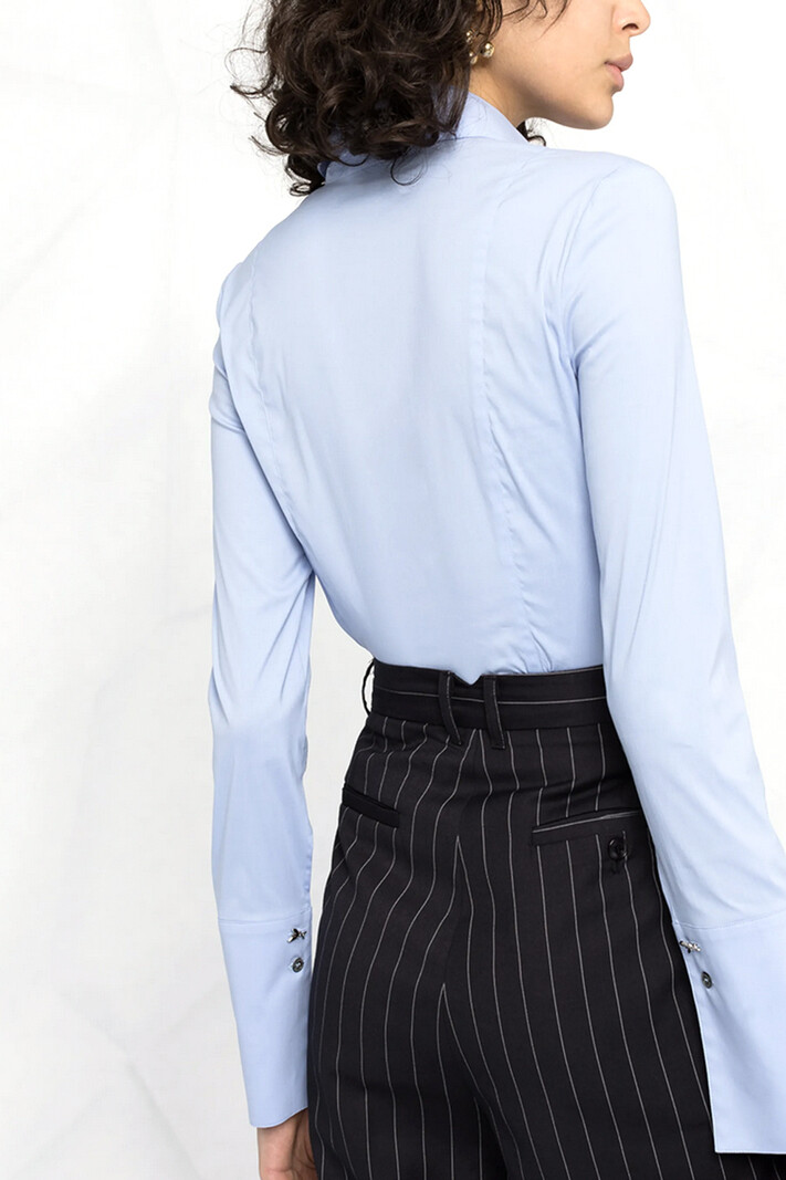 PATRIZIA PEPE Patrizia Pepe katoen stretch blouse met zilver fly logo bij manchette LICHT BLAUW