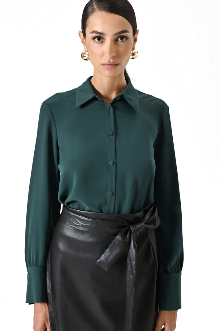 RINASCIMENTO Rinascimento getailleerde blouse met knopen donker GROEN