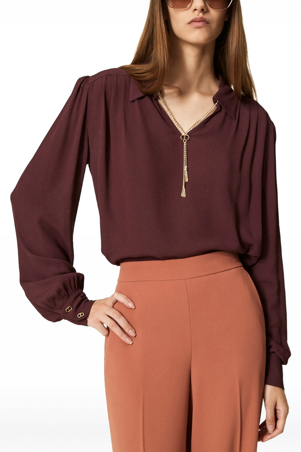 TWINSET Twinset blouse met v hals en t ketting winetas / BORDEAUXROOD