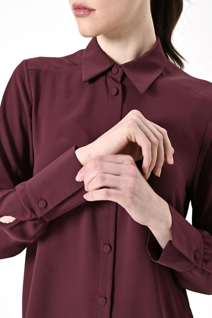 RINASCIMENTO Rinascimento blouse met in dezelfde stof knopen BORDEAUX ROOD