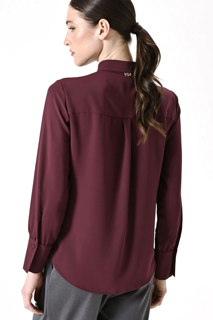 RINASCIMENTO Rinascimento blouse met in dezelfde stof knopen BORDEAUX ROOD