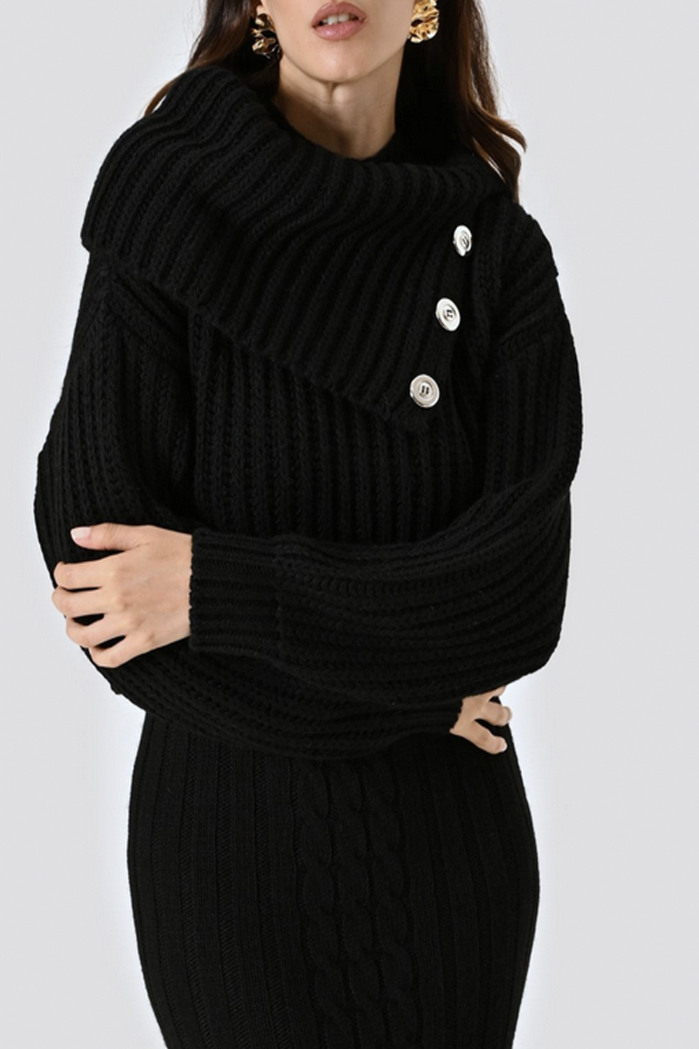 RINASCIMENTO Rinascimento gebreide trui met mooie wijde kraag en knopen ZWART