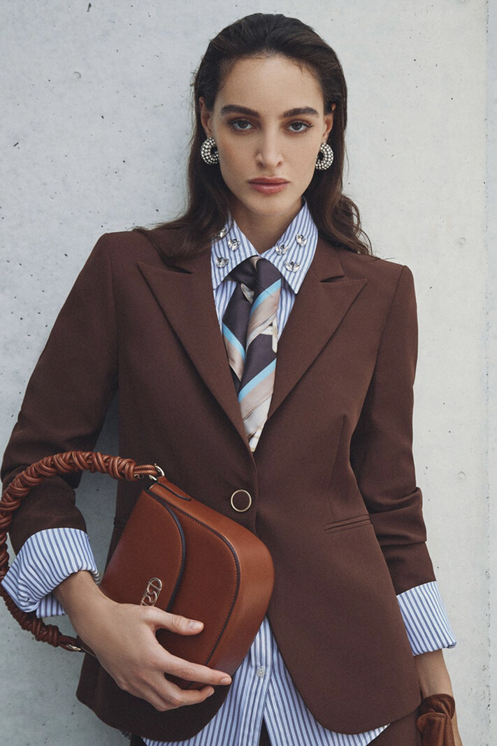 RINASCIMENTO Rinascimento blazer jas met dubbele rij knopen chocoladebruin / BRUIN