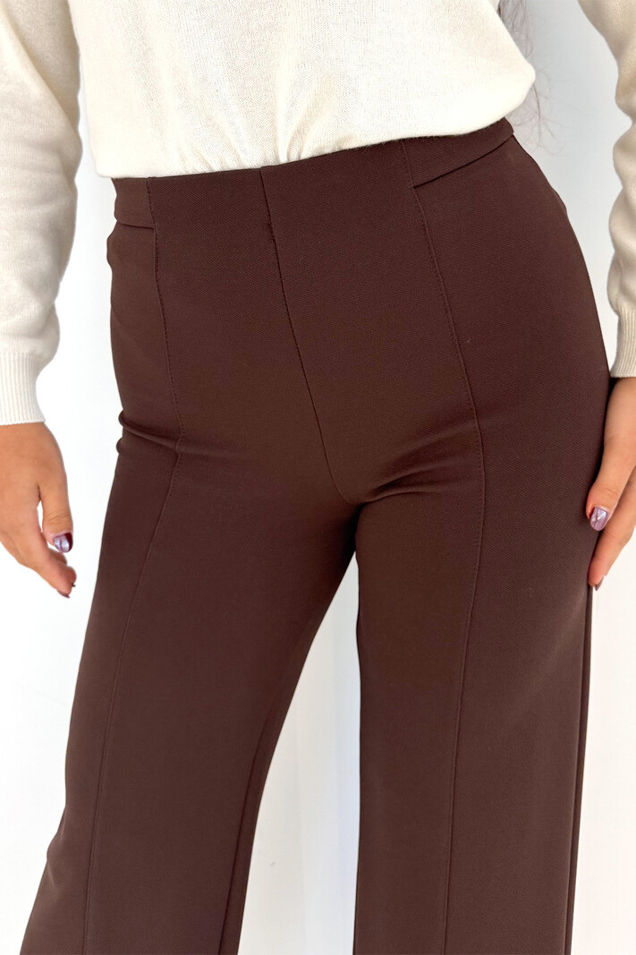 RINASCIMENTO Rinascimento flared pantalon met elastiek band in taille chocoladebruin / BRUIN