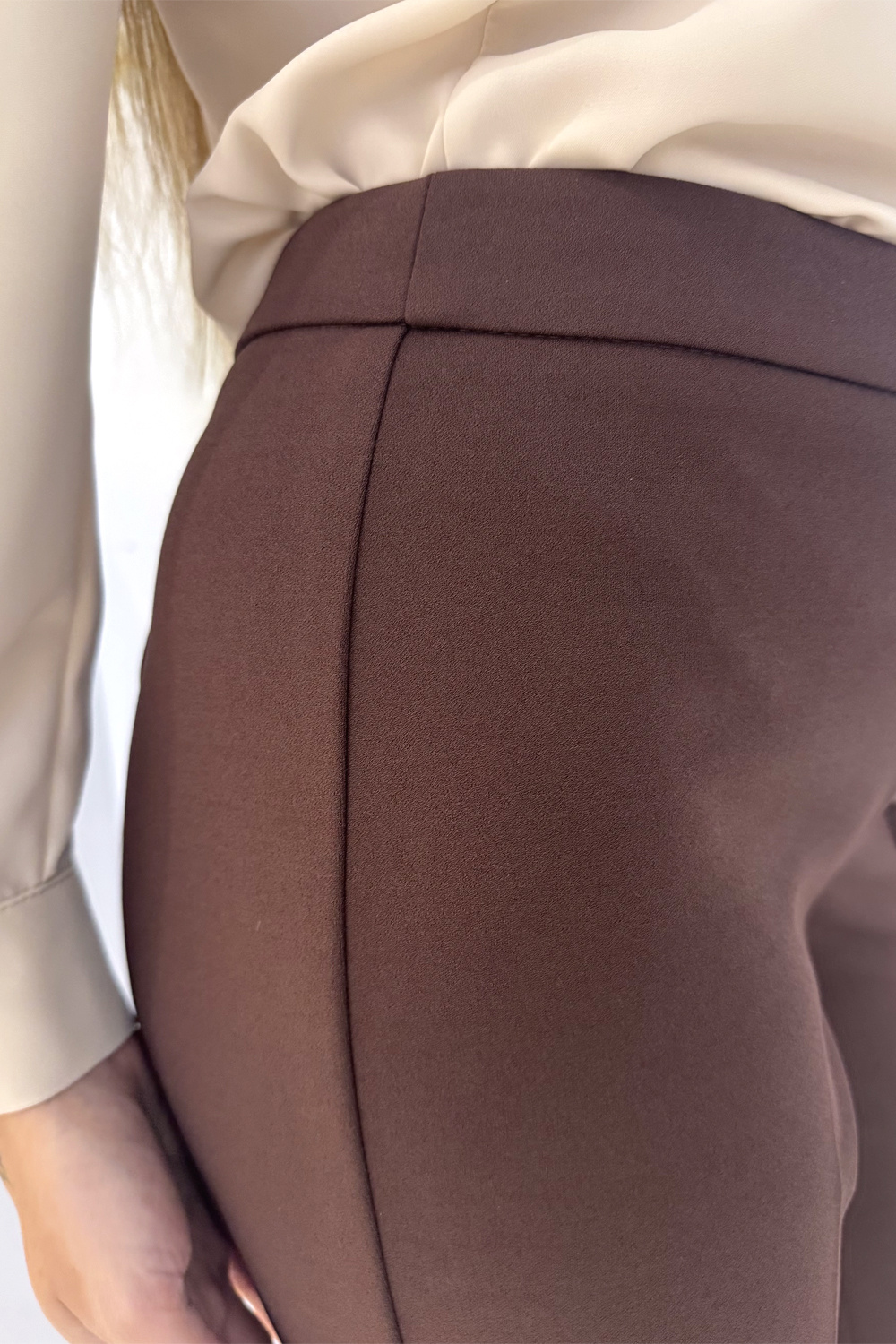 RINASCIMENTO Rinascimento Flared pantalon met rits aan zijkant BRUIN