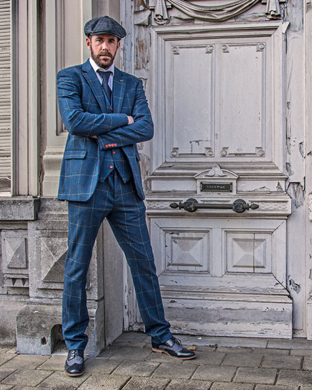 Traje sastre hombre | Traje 3 piezas | Sarga sobrechecada azul | Arthur Shelby | Persianas de pico