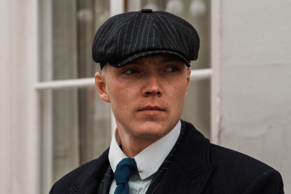 Die Mütze darf bei deiner neuen Peaky Blinders Kleidung natürlich nicht fehlen.