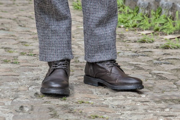 Vervollständigen Sie Ihren Peaky Blinders-Anzug mit passenden Schuhen.