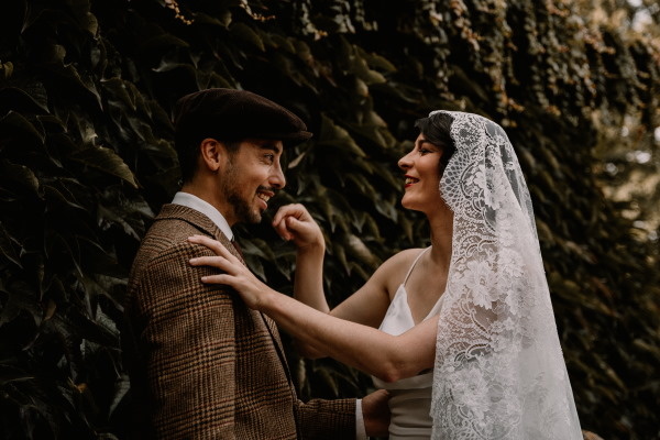 Con un traje de boda al estilo Peaky Blinders, tu boda será un éxito instantáneo.