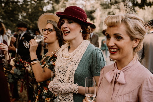 Habillez-vous avec style avec une tenue Peaky Blinders avec un chapeau ou une casquette.