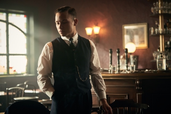 Les tenues Peaky Blinders dans le style des années 20 sont par personnage.