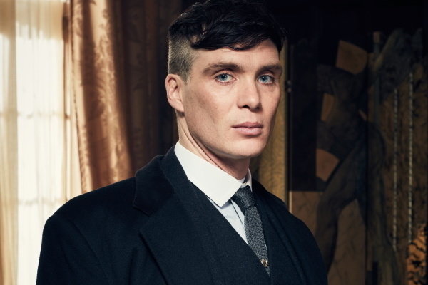 Thomas Shelby peut également être vu dans la série Peaky Blinders dans son costume classique.