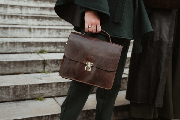 Perfektionieren Sie Ihren Peaky Blinders-Look mit einer Herrentasche aus echtem Leder oder entscheiden Sie sich für die Tweed-Taschen?