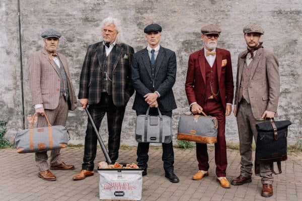 Les accessoires Peaky Blinders se déclinent en de nombreux types différents, tels que des portefeuilles, des nœuds papillon ou des bretelles.