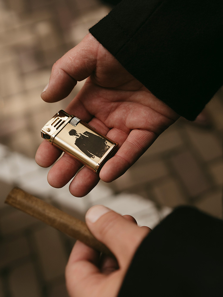 Thomas's golden lighter