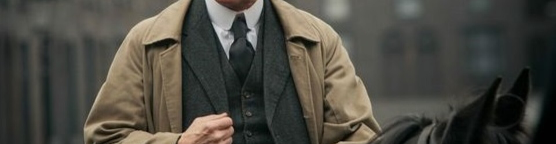 Cómo combinar traje tres piezas: guía