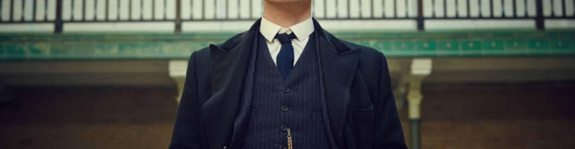 Estilo Thomas Shelby: traje y gorra